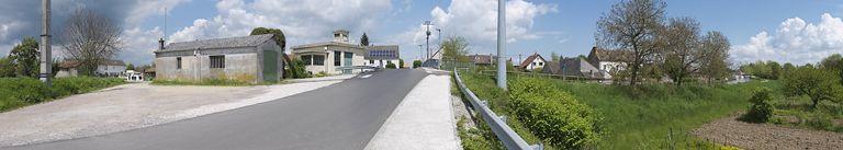 Vue d'ensemble du site : à gauche, le canal, au centre, la station de pompage et à droite, le port de Fragnes (IA71002192).