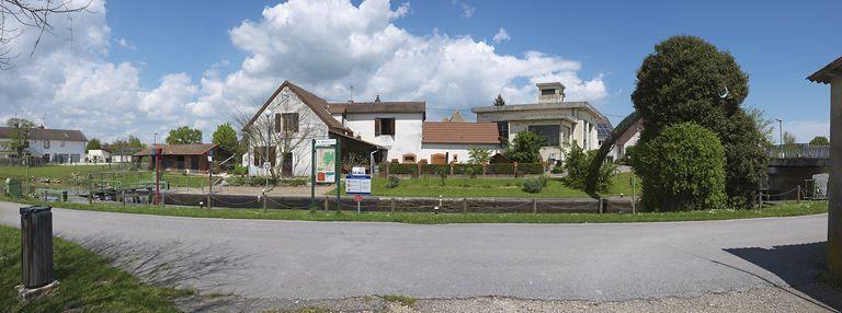 Vue d'ensemble du site : au centre la maison éclusière et à droite, la station de pompage.