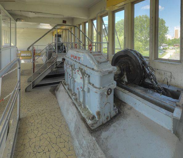 Vue intérieure de l'ancien poste de commande avec ses installations.
