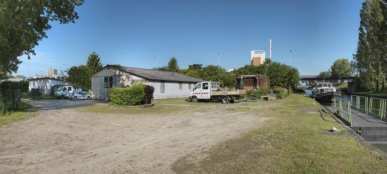 Rive droite, vue de l'atelier et de la maison éclusière.