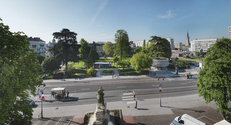 Vue du square Chabas, anciennement bassin de la Gloriette. A droite, l'avenue Nicéphore Niépce et en arrière-plan, l'église Saint-Cosme.