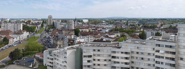 Panorama de la ville de Chalon-sur-Saône : à gauche, l'ancien tracé du canal, aujourd'hui avenue Nicéphore Niépce, au centre, l'église Saint-Cosme et à droite, l'hôpital William Morey.