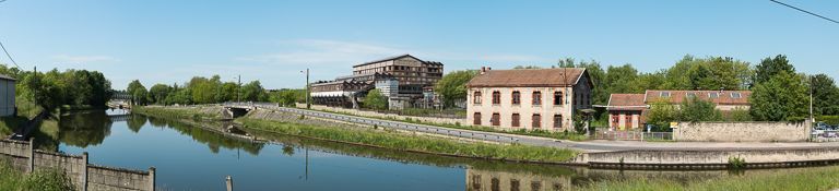 Vue d'ensemble des bâtiments et du port.