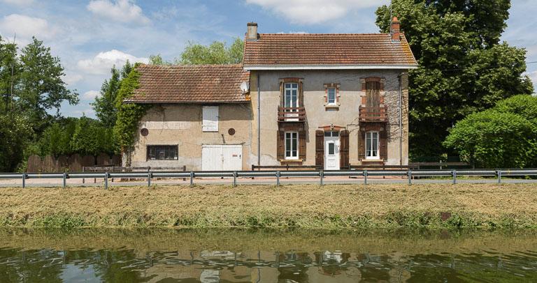 En aval du site d'écluse 17 du versant Loire-Océan, l'atelier 'Tramay sculpteur'.