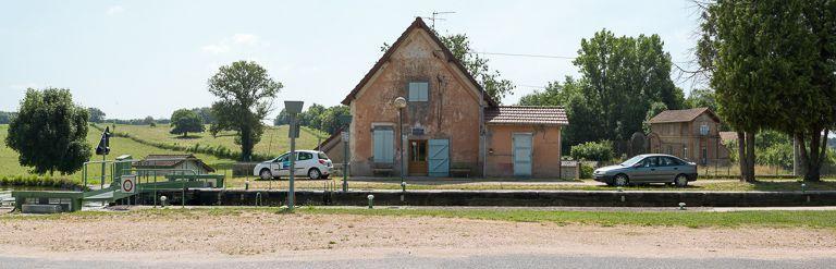 Vue d'ensemble avec la maison éclusière de face.