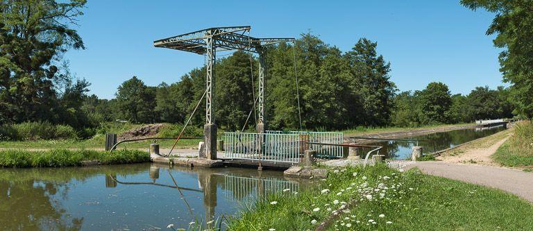 Le pont avec en arrière-plan le pont canal de la rigole.