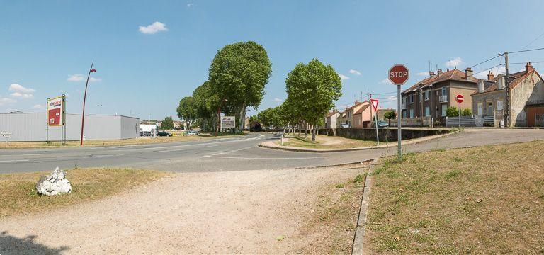 Partie de voie navigable : le canal du Centre et la traversée de Digoin, port, biefs : 27, dit de Paradis ; 28, dit de la Brierette ; 29 dit "de Digoin", 30 dit "de la Loire", 27-28, dit 'de la Jonction", devenus avenue des Platanes ; stade nautique ; camping