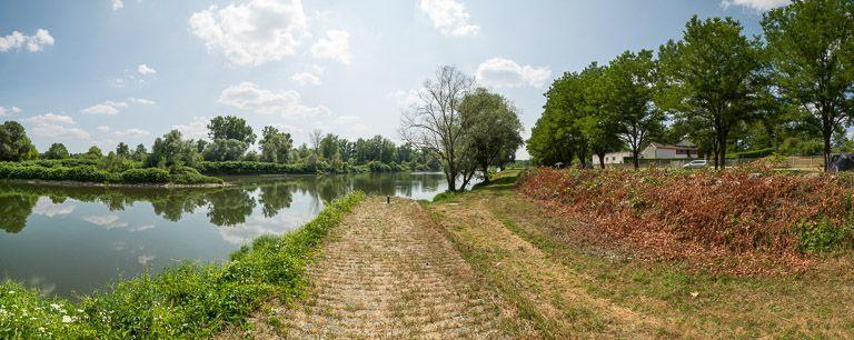 Le reste de bajoyer à la sortie du canal dans la Loire, à gauche.