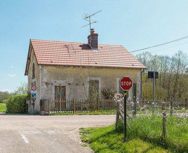 Maison éclusière, façade sur route.