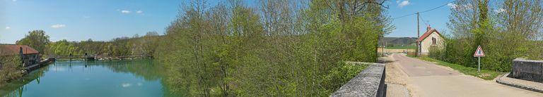 Vue panoramique d'un pont sur l'Armançon : de gauche à droite, l'Armançon avec un barrage, la maison éclusière.