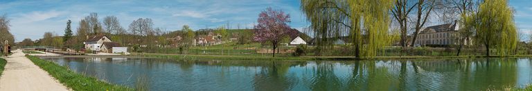 Vue panoramique. De gauche à droite : le site d'écluse et le château.
