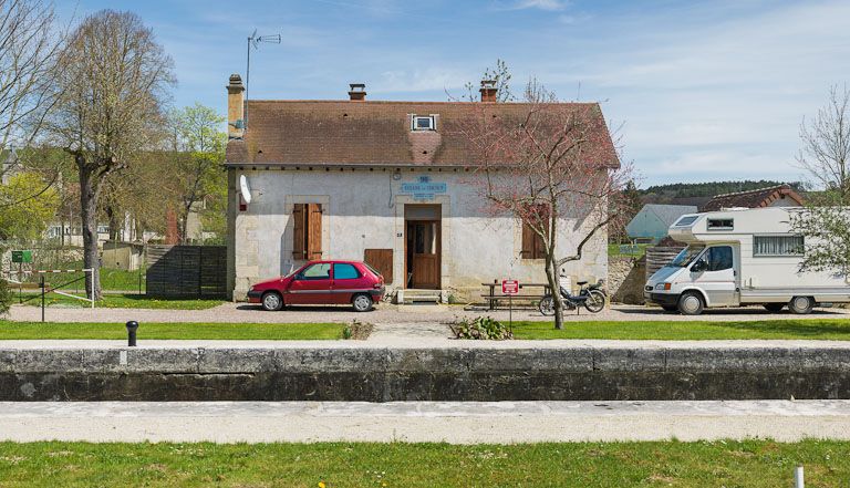 La maison éclusière de face.