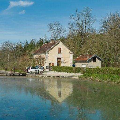 Maison éclusière avec son annexe.