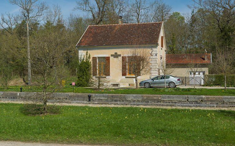 Vue de face de la maison éclusière.