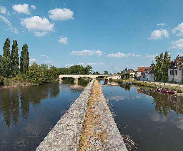 Pont d'Accolay et village sur la droite, vus depuis la digue. A gauche, la Cure.