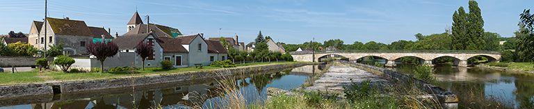 Pont d'Accolay et village sur la gauche, vus depuis la digue. A droite, la Cure.