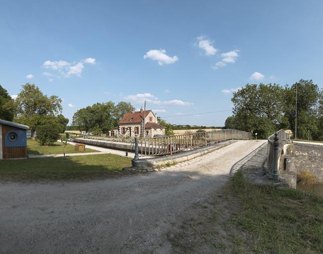 Pont sur l'écluse 01 de l'embranchement de Vermenton (canal du Nivernais)