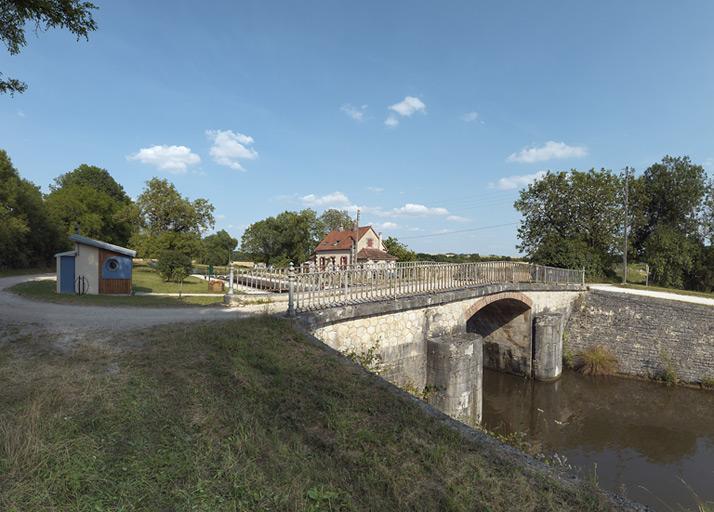 Le pont avec en arrière-plan le site d'écluse.