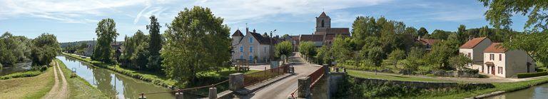 Vue d'ensemble du village de Lucy, avec l'église au centre. Au premier plan, le pont routier isolé.