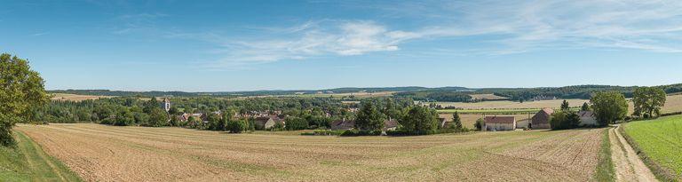 Vue panoramique du village de Lucy : à gauche, l'église et à droite en arrière-plan, le château de Faulin (IA89002012).