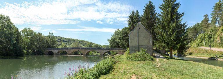 Vue générale avec à gauche, le barrage sur l'Yonne et à droite, la maison de garde.