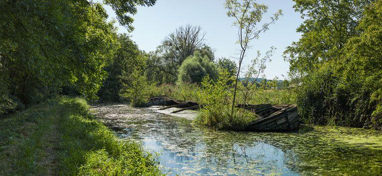 Vue de la péniche abandonnée.