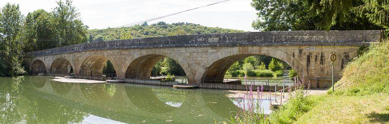 Vue générale du barrage à aiguilles sur l'Yonne surmonté d'un pont à cinq arches.