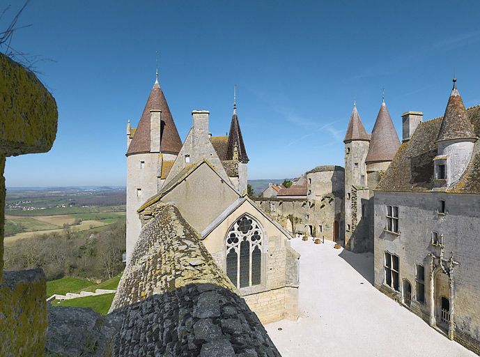 La cour avec la chapelle vues du chemin de ronde.