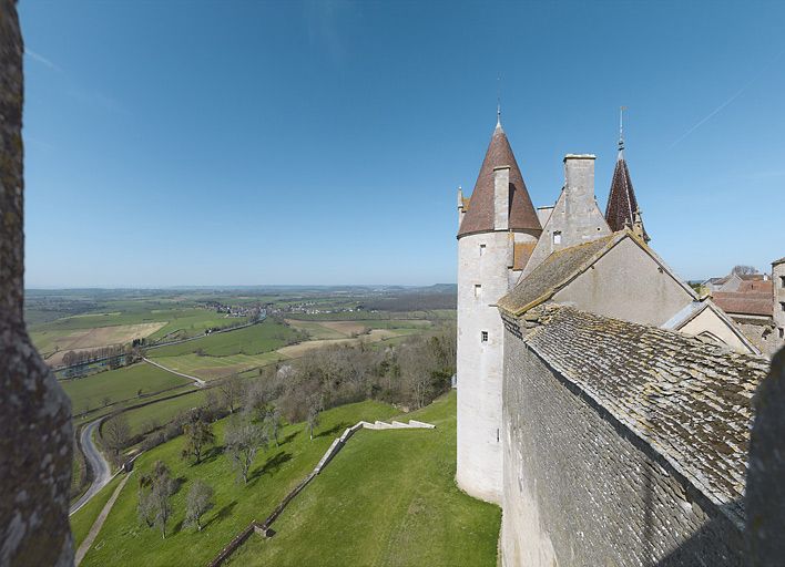 L'emplacement du chemin de ronde vu de la tour sud et la vallée vers Commarin.