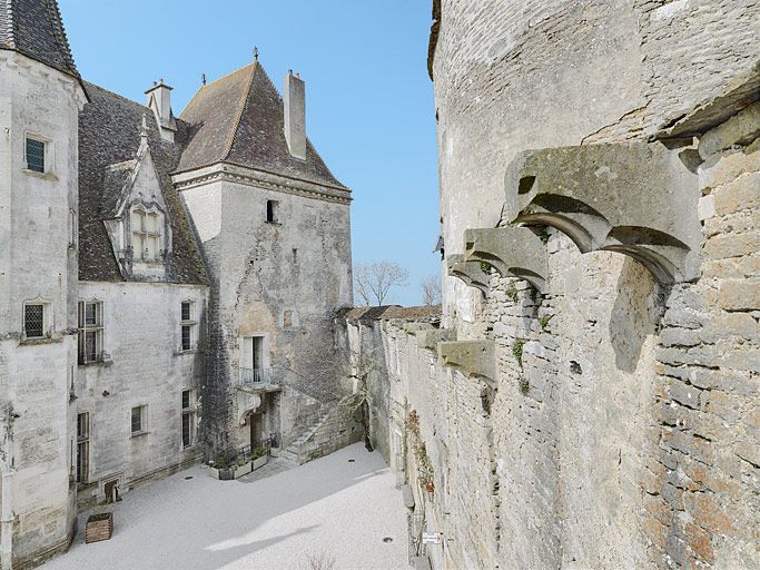 La cour en direction de la tour carrée.