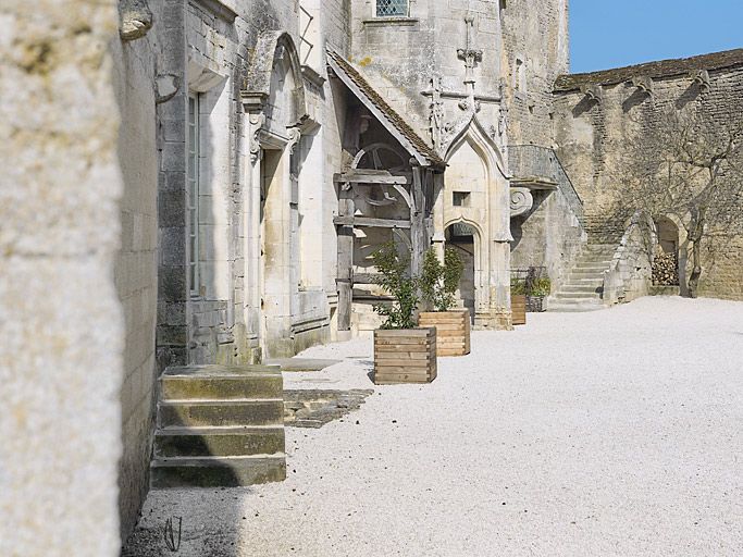 La cour du côté du grand logis.