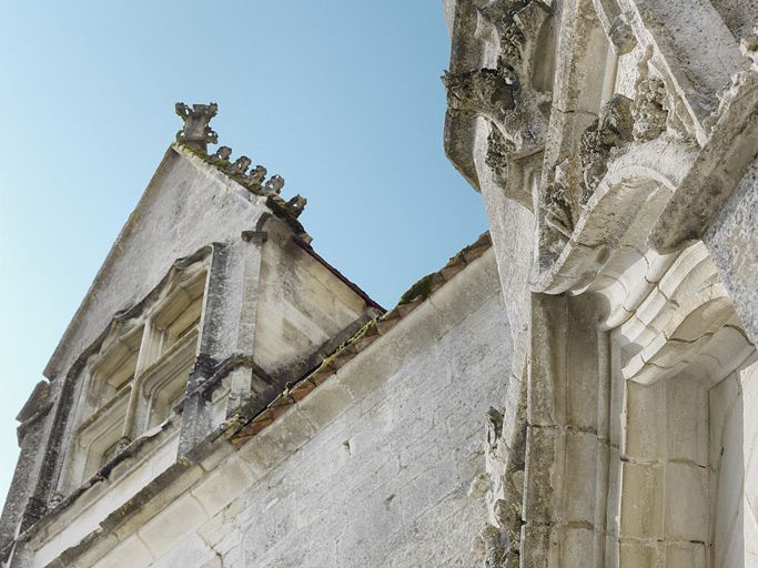 Sculpture de la porte du grand logis.