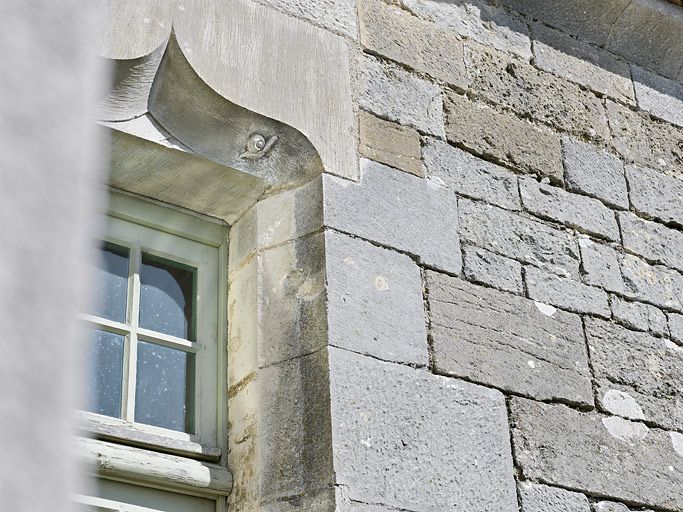 Fenêtre du mur sud surmontée d'une accolade sculptée d'un escargot.