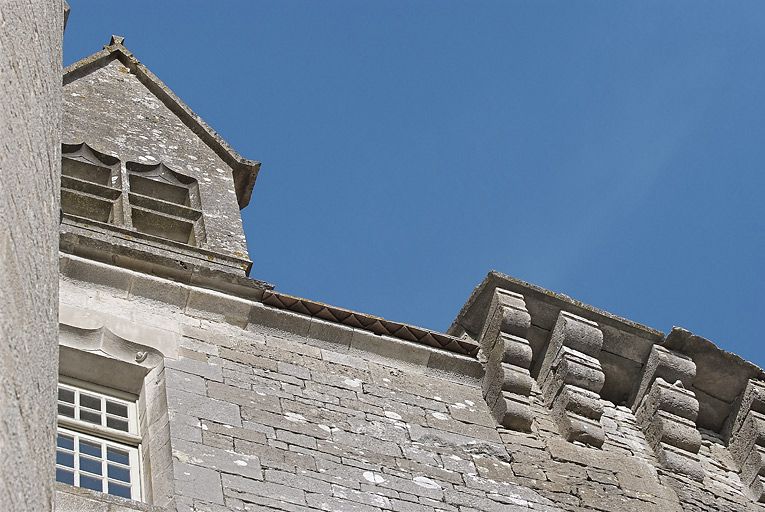 Fenêtre du mur sud surmontée d'une accolade sculptée d'un escargot : vue en contre-plongée.