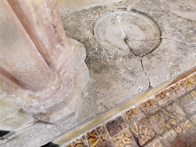Le lavabo liturgique dans la chapelle : détail vasque et colonne.