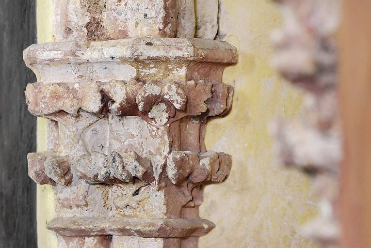 Le lavabo liturgique dans la chapelle : chapiteau de la colonne.