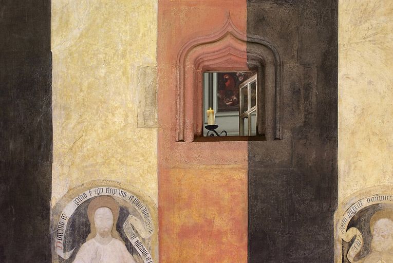Le mur de la porte d'entrée de la chapelle : la fenêtre permettant de suivre la messe depuis le premier étage du grand logis.
