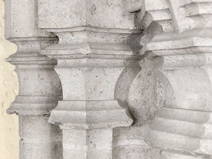 Les moulures gauches de la cheminée.
