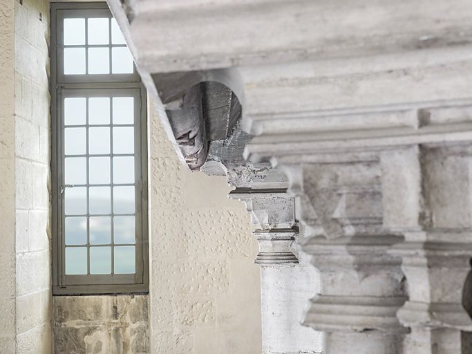 Les moulures de la cheminée.