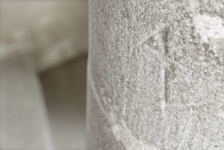 Détail de l'escalier en vis du grand logis : marque de maçon.