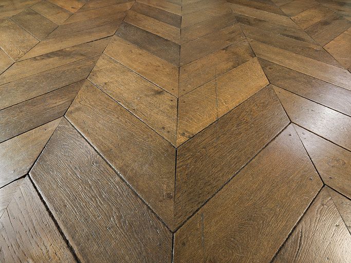 Petits appartements : grande chambre, détail du parquet.