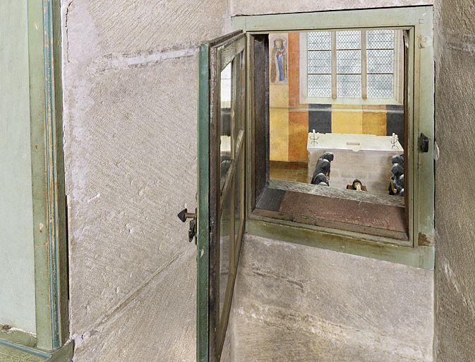 Petite fenêtre dans la grande chambre des petits appartements du grand logis permettant de suivre la messe dans la chapelle.