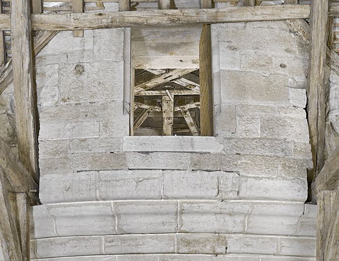 Combles : au-dessus du grand logis. Tour sud-ouest : ouverture de la tour donnant dans le comble.