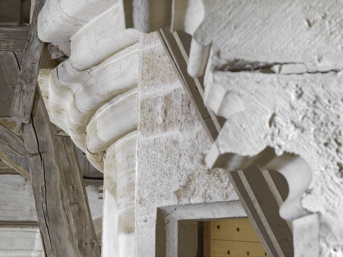 Combles : au-dessus du grand logis. Tour sud-ouest : profil de l'encorbellement de la tour donnant dans le comble.