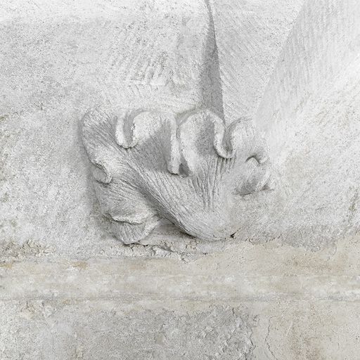 Combles : au-dessus du grand logis, partie droite. Fenêtre à montants sculptés : détail du montant gauche.