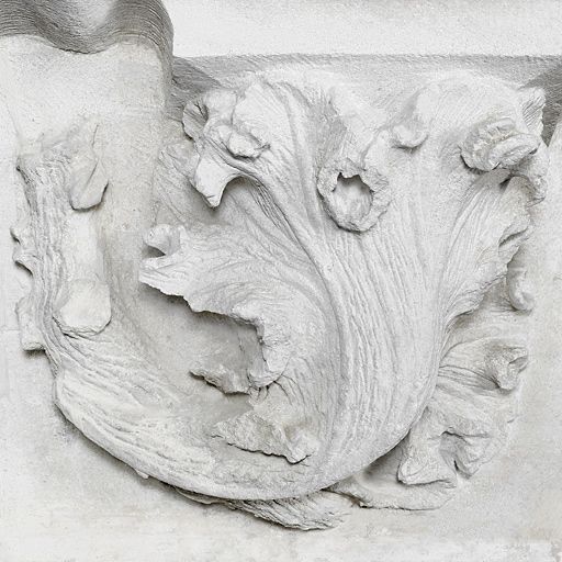 Combles : au-dessus du grand logis, partie droite. Fenêtre à montants sculptés : détail du montant gauche.