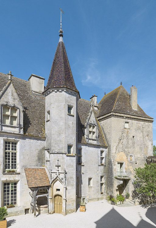 La cour : grand logis, puits, tour carrée.