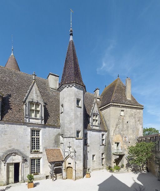 La cour avec l'entrée du grand logis, la tour d'escalier et la tour carrée.