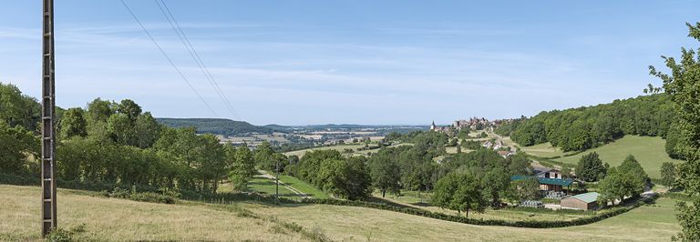 Panorama sur Châteauneuf, château et village, depuis l'est.