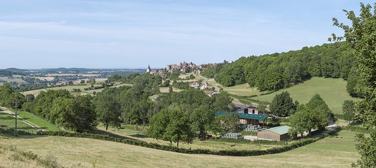 Panorama sur Châteauneuf, château et village, depuis l'est.